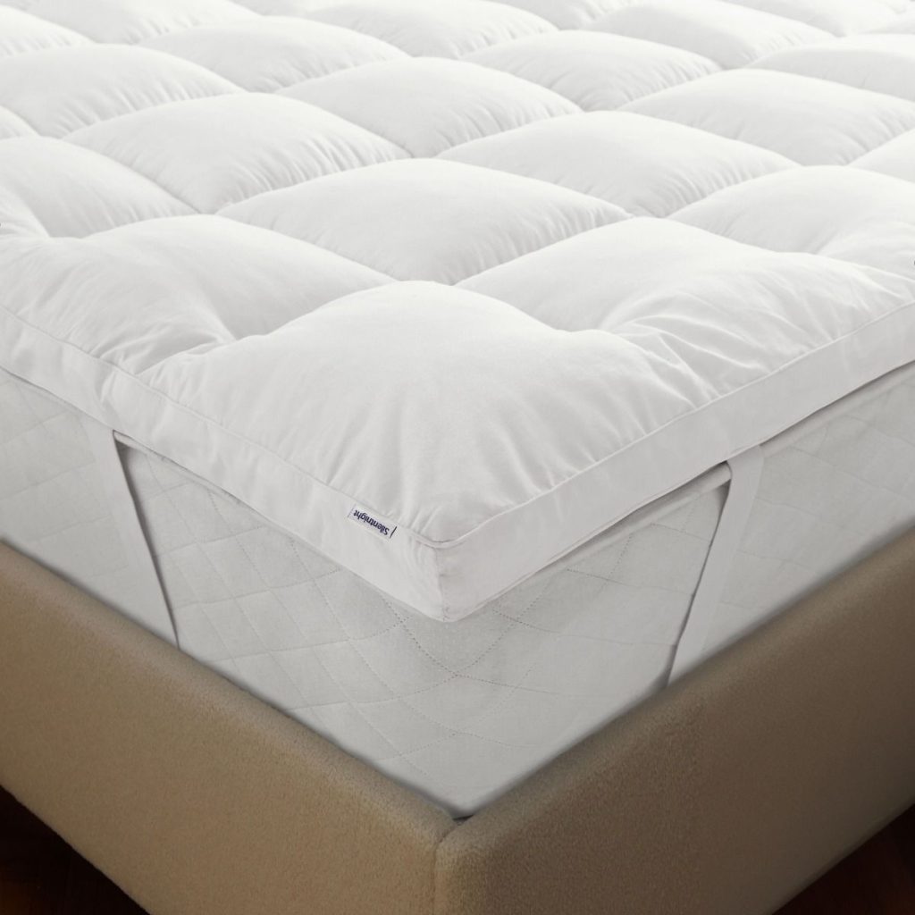 Corner of the Silentnight Deep Sleep Ultimate 500 topper with strap