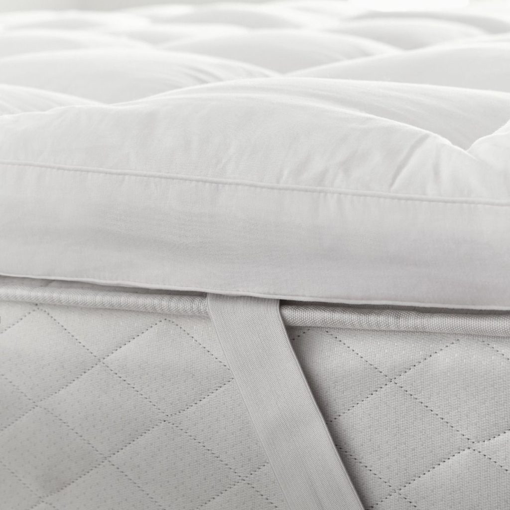 Elasticated strap of the Silentnight Deep Sleep Ultimate 500 topper