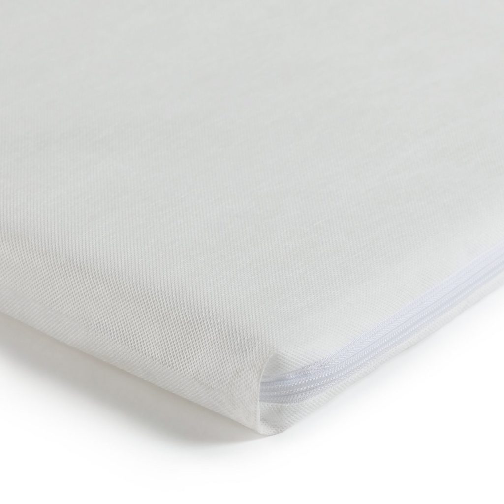 Corner of the Cuggl 104 x 74cm mattress showing the cover zip