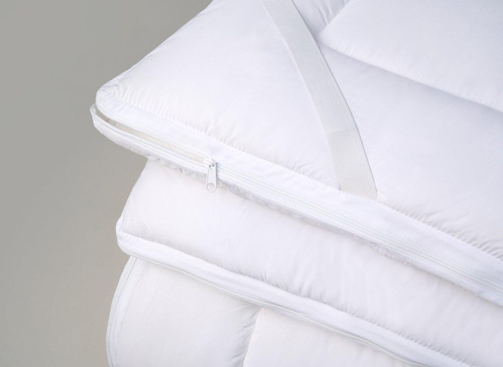 Zip joining the two layers of the Dream Team Ultimate Washable Mattress Topper