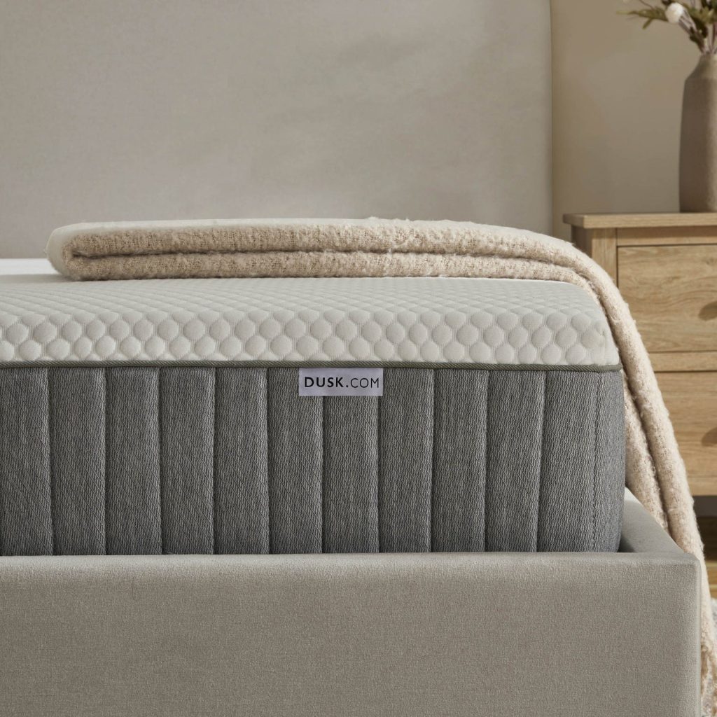 Side border of the DUSK Foam 1000 mattress with its knitted top