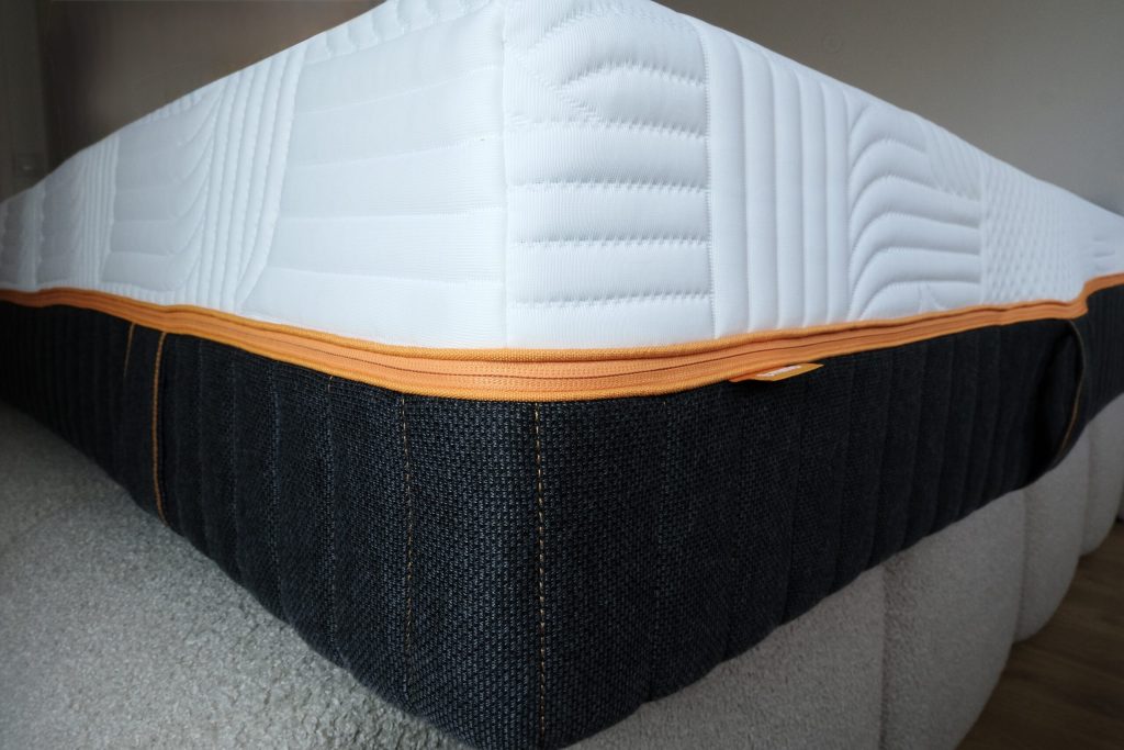 Dark woven side panel of the Emma Performance