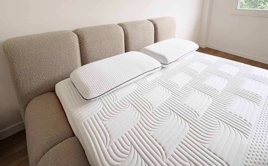Quilted top of the Emma Performance with two pillows