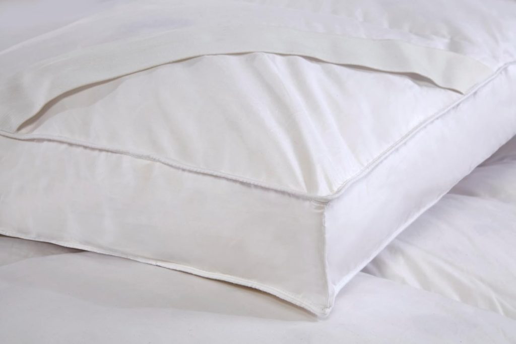 Littens Goose Feather and Down Mattress Topper, close-up of the cotton edge