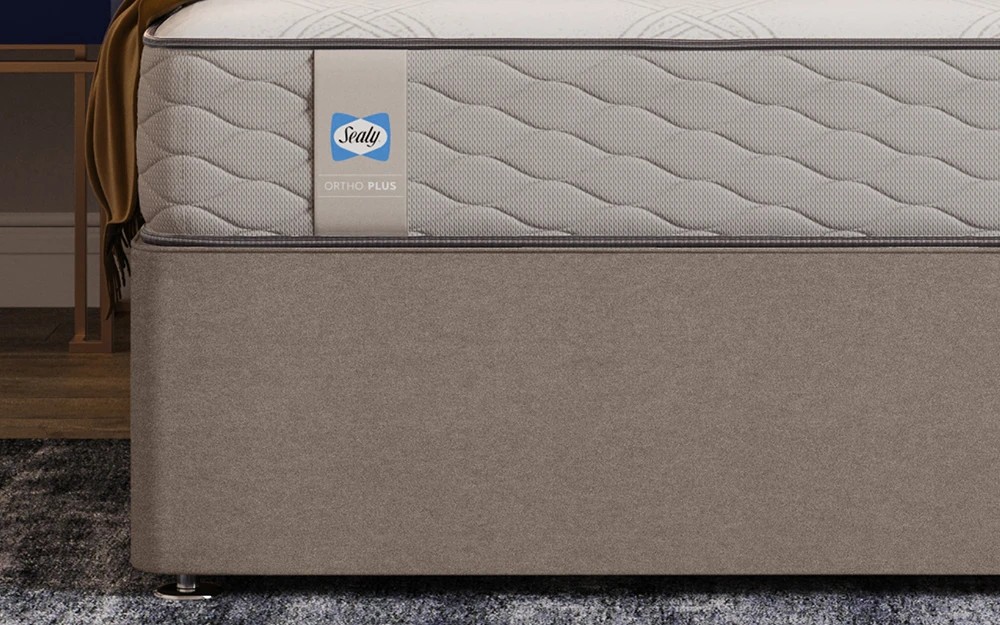 Sealy Mellbreak Ortho Plus mattress, close-up of the border and Sealy label on a divan base