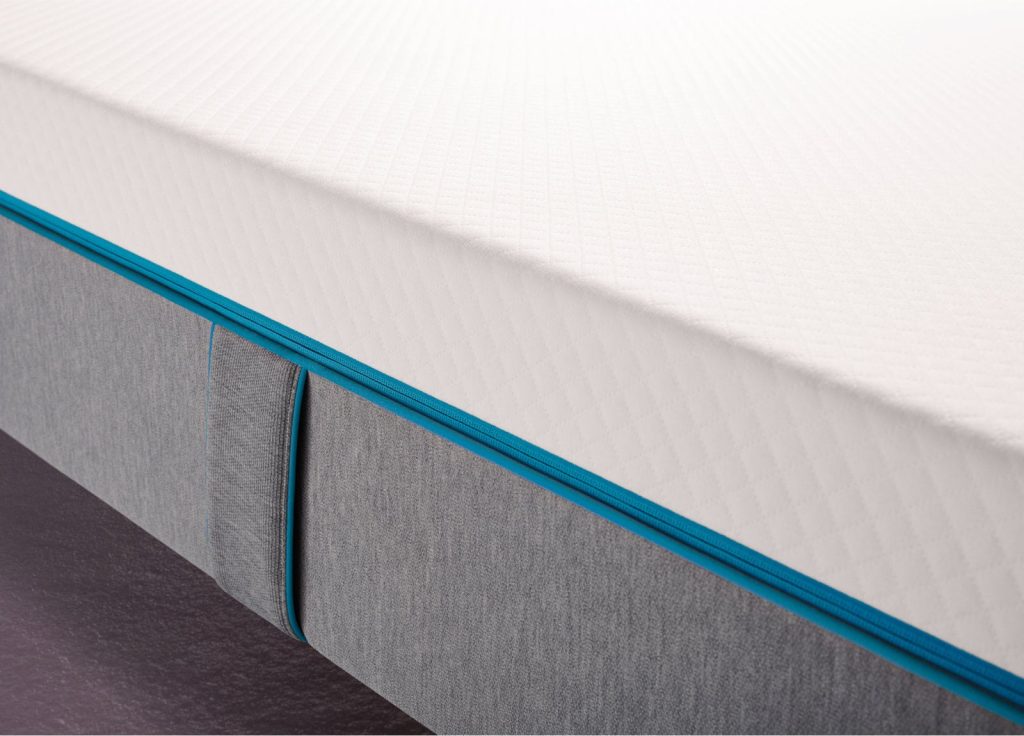 Simba Hybrid Mattress close-up of the knitted cover and carry handle