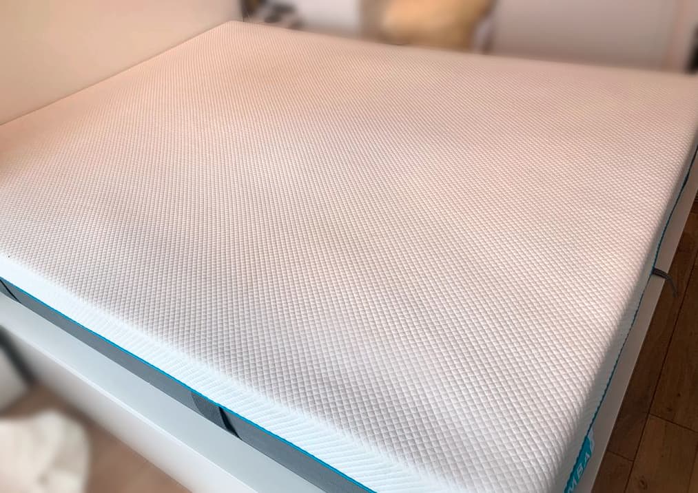 Simba Hybrid Pro Mattress on the bed, top surface and blue trim seen in our test
