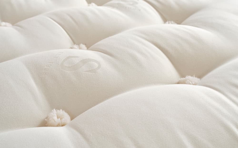 Woollen tufts on the damask surface of the Sleepeezee Wool Luxe 2800