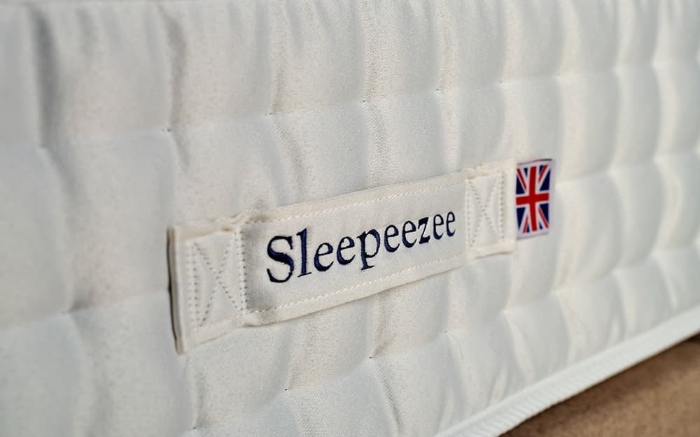 Turning handle on the side of the Sleepeezee Wool Luxe 2800