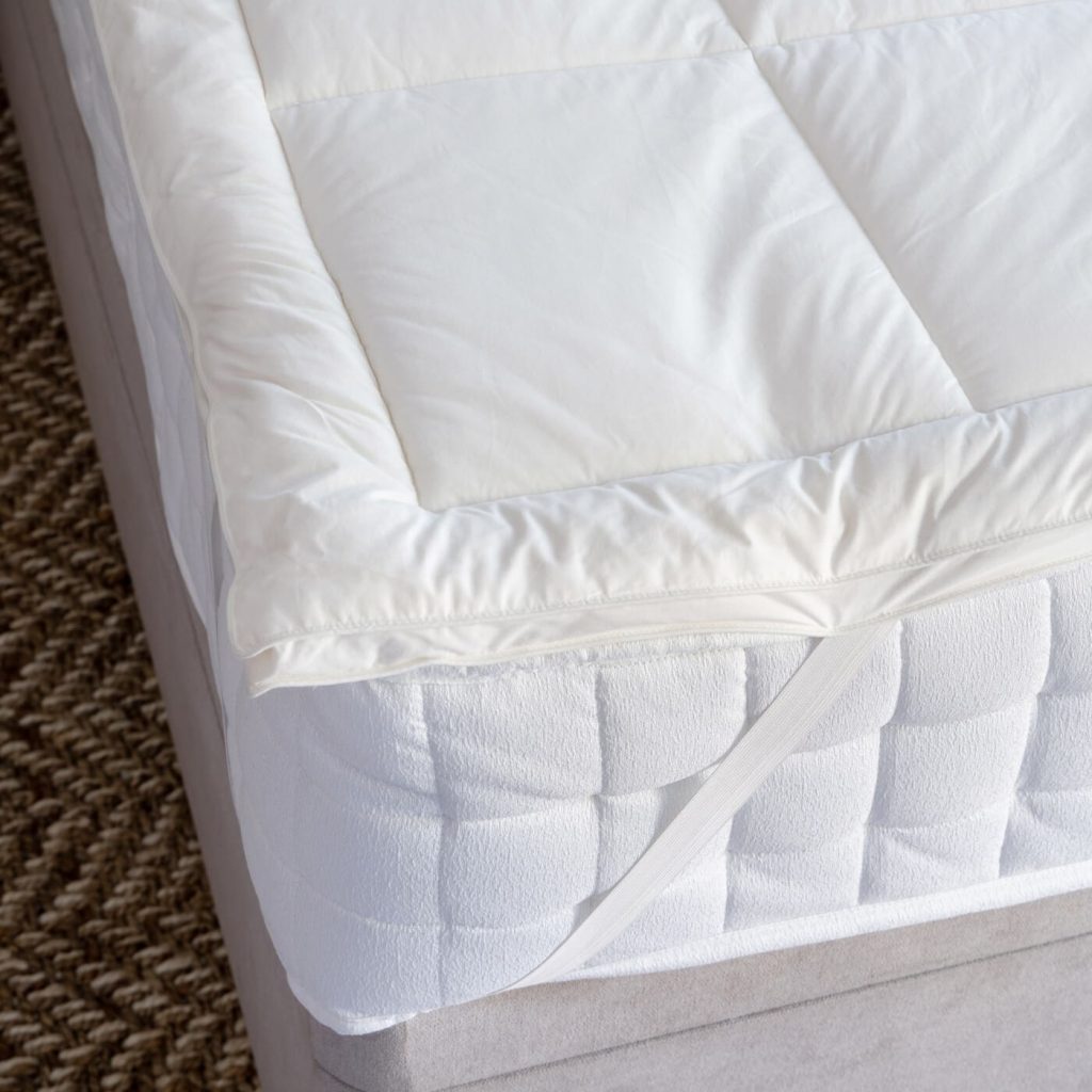 Corner strap of the Soak&Sleep New Zealand wool topper