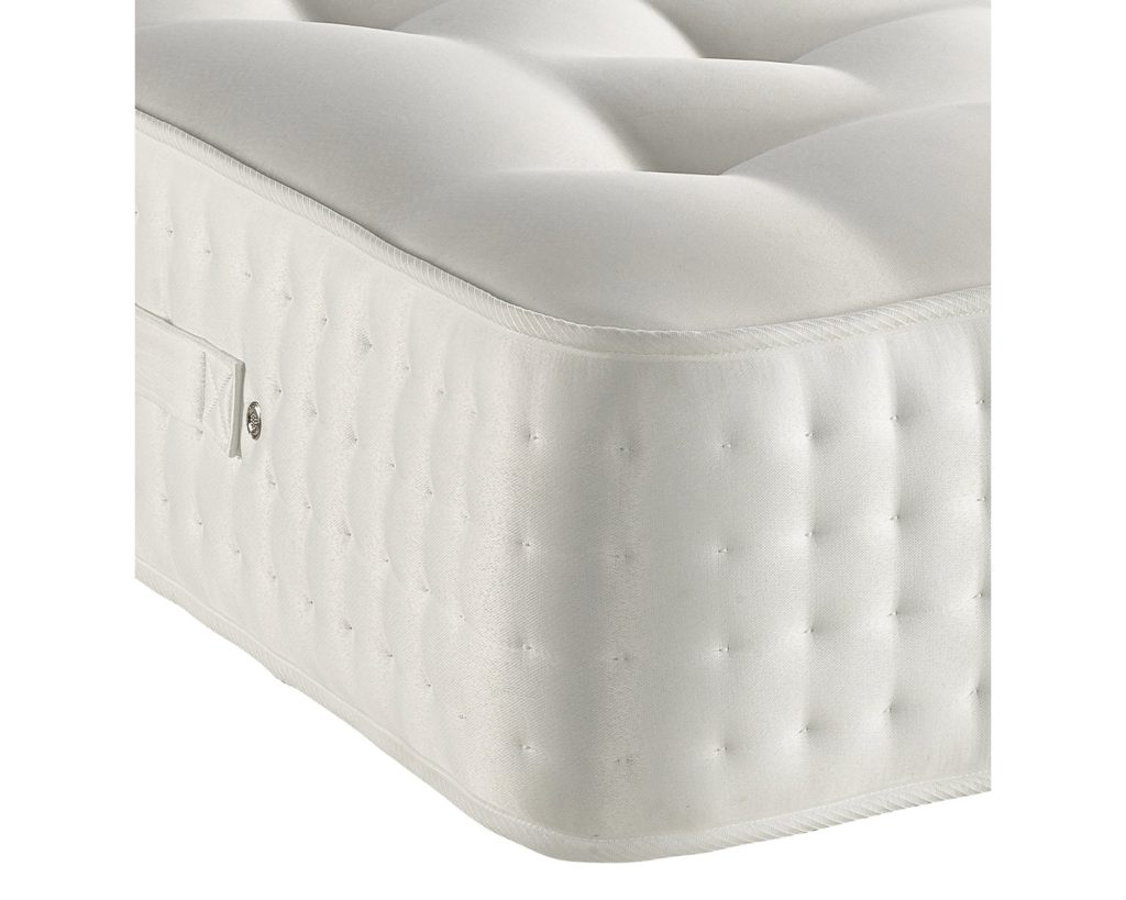 Corner, tufting and handle of the Laurence Llewelyn-Bowen Hotel Quality Wool 3000 mattress