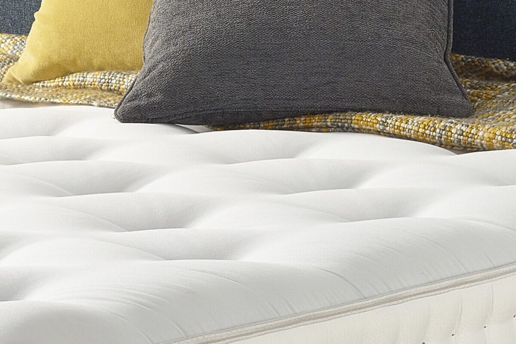 Relyon Guildford 1000, close-up of the tufted wool and silk top