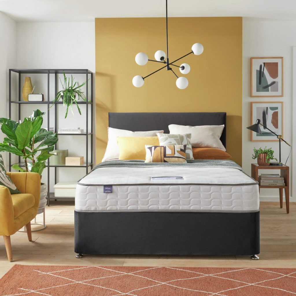 Silentnight Middleton 800 Pocket Comfort mattress on a divan bed in a bedroom