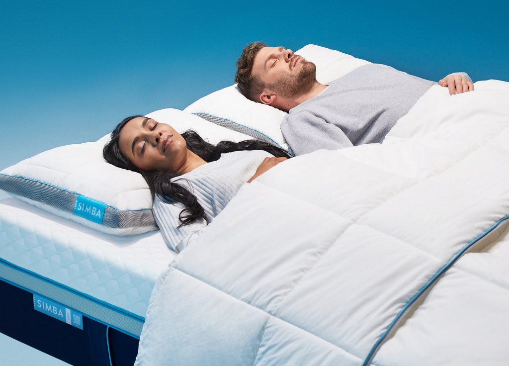 Two people asleep under the Simba Hybrid Duvet