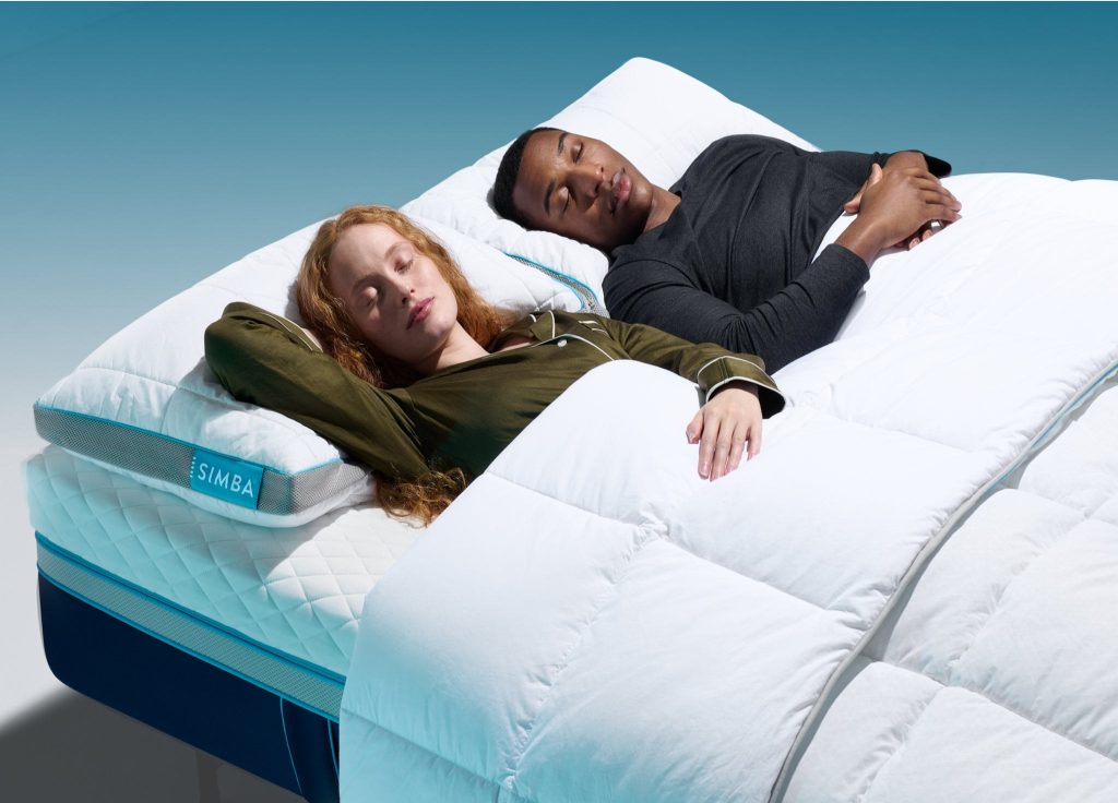 Two people resting under the Simba Summer Hybrid Duvet